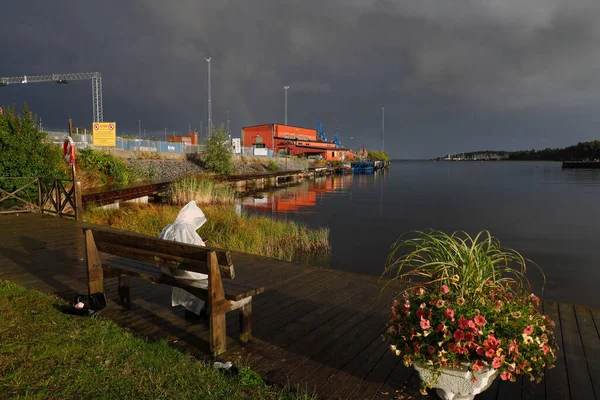 Oxelosund Svezia Una Donna Sotto Pioggia Poncho Siede Sola Nel — Foto Stock