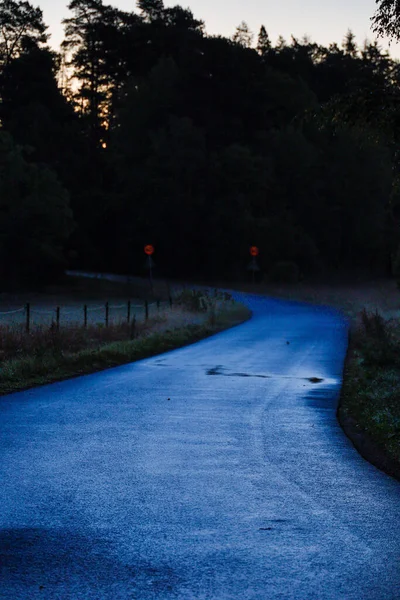 Oxelosund Schweden Eine Straße Morgengrauen Mit Der Spiegelung Des Himmels — Stockfoto