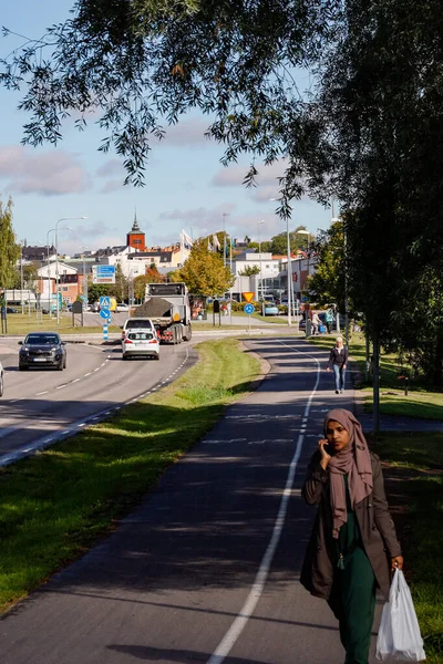 Nykoping Schweden Eine Muslimische Frau Geht Auf Einem Rad Und — Stockfoto