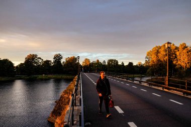 Karlstad, eski taş köprüdeki İsveçli yayalar, veya Gamla Stenbron