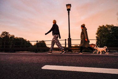 Karlstad, eski taş köprüdeki İsveçli yayalar, veya Gamla Stenbron