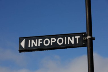 Sunne, İsveç. Meydanda infopoint yazıyor..