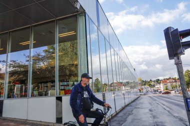 Sunne, İsveç Bisikletli bir adam kavşakta