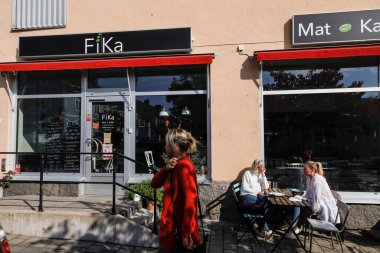 Torsby, İsveçli yayalar Fika adında küçük bir kafenin önünden geçiyorlar.