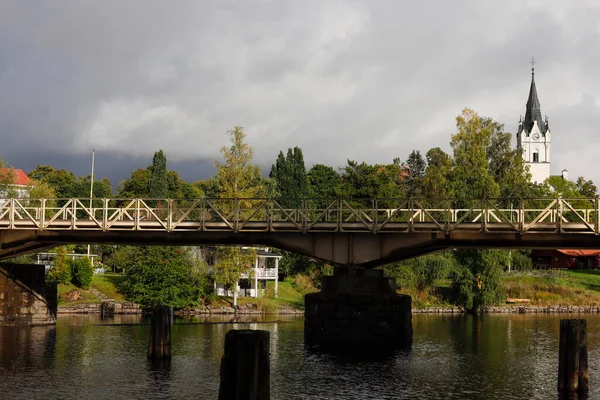 Sunne Suecia Septiembre 2020 Puente Tren Una Iglesia Sobre Río — Foto de Stock