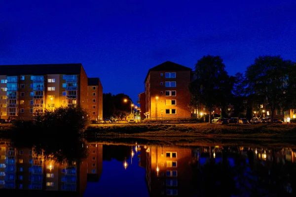 スウェーデンのカルルスタードKlaralven川の夜のハガ地区 — ストック写真