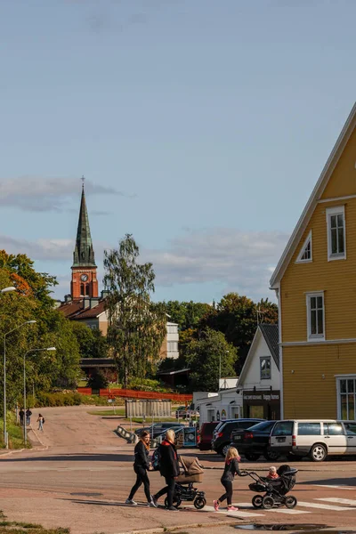 Torsby Suecia Los Peatones Cruzan Calle Centro — Foto de Stock