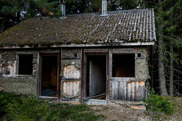 スウェーデンのトーズビー森の中に古い家と放棄された家 — ストック写真