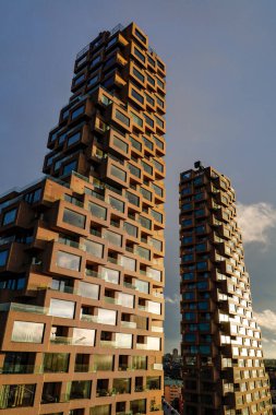Stockholm, İsveç Geceleri Norra Tornen konut kuleleri.