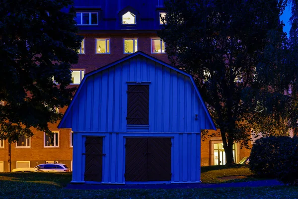 Karlstad Švédsko Malý Domek Dvoře Kostela Vedle Sebe Bytovými Domy — Stock fotografie
