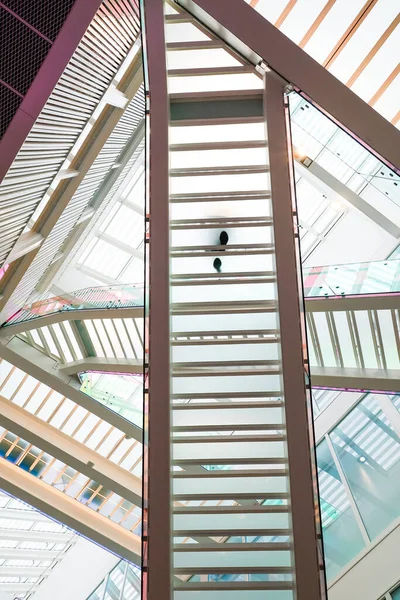 Estocolmo Suécia Pessoa Pisa Uma Escada Vidro Ginásio Widerstromska Escola — Fotografia de Stock