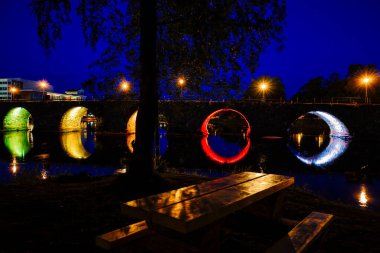 Karlstad, İsveç Şehrin Gamla Stenbron ya da doğu köprüsü, 1761-1811 yılları arasında 168 metre uzunluğunda, kemerli taş köprü inşa edildi..