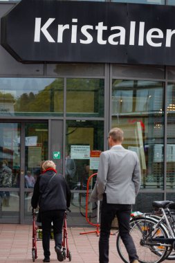 Finspang, İsveçli pediyatristler Kristallen alışveriş merkezine giriyor..