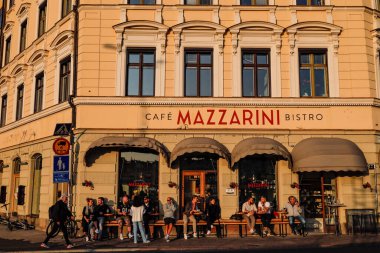Stockholm, İsveç İnsanlar akşam güneşinde Gamla Stan ya da Old Town 'da bir kafede oturuyor..