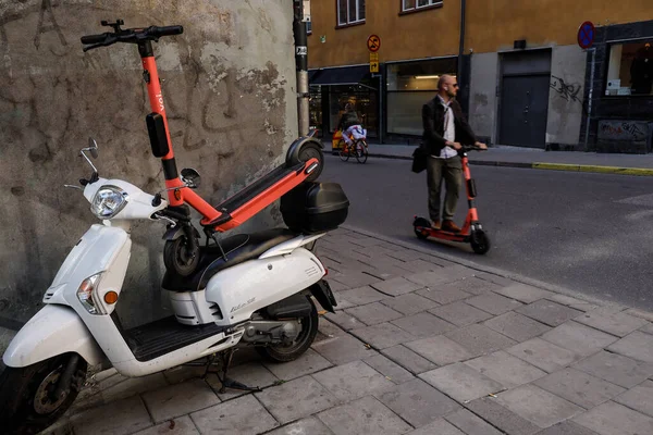 Стокгольм Швеция Электромобильный Скутер Сброшен Мотоцикл Человек Проезжает Мимо Скутере — стоковое фото