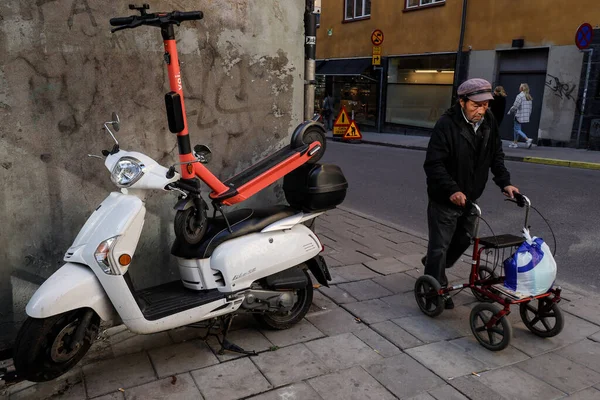 Стокгольм Швеция Электромобильный Скутер Складывается Мотоцикл Старшего Пешехода Ходунком — стоковое фото
