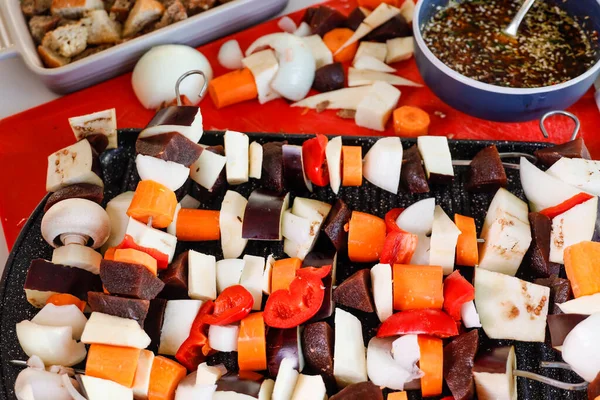 Rauwe Groenten Spiesen Klaar Worden Gegrild Een Ovenschaal — Stockfoto