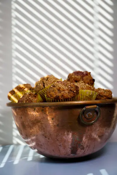 Domácí Čokoládové Muffiny Měděné Misce — Stock fotografie
