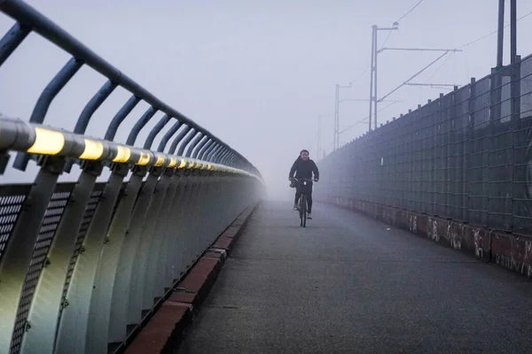 Stockholm Schweden Ein Radfahrer Auf Der Arat Brücke Morgennebel — Stockfoto