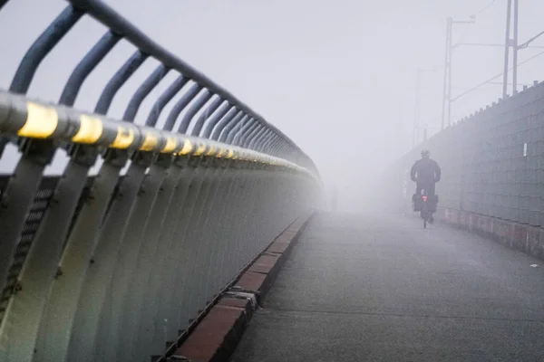 Стокгольм Швеція Велосипедист Мості Арат Ранковому Тумані — стокове фото