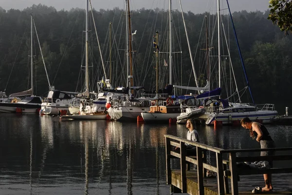 Stockholm Zweden Een Vrouw Doet Yoga Ochtendzon Een Jachthaven Skanstull — Stockfoto