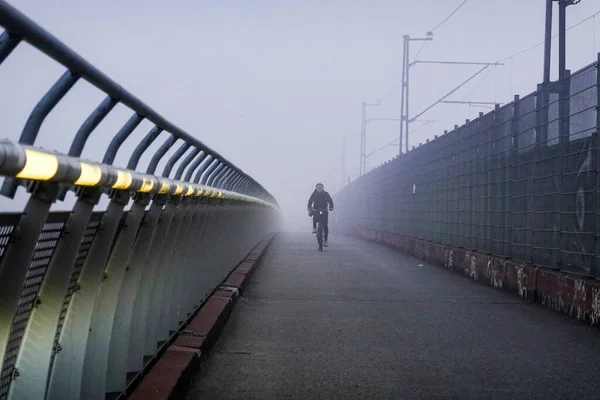Stockholm Schweden Ein Radfahrer Auf Der Arat Brücke Morgennebel — Stockfoto
