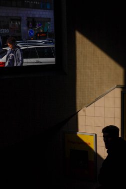Stockholm, İsveç Kungsholmen 'deki Sankt Eriksplan tünel istasyonuna giriş ve siluet içinde bir yaya..