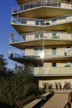 Stockholm, İsveç Norra Djurgardsstaden veya Stockholm Kraliyet Limanı 'nda yeni bir apartman dairesi..