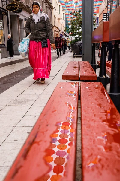 Sztokholm Szwecja Rumuńska Cyganka Spaceruje Pod Parasolami Grasując Nad Drottninggatan — Zdjęcie stockowe
