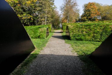 Stockholm, İsveç. 2004 Tsunamisinde ölenler için bir anıt. Djurgarden parkında, sanatçı Lea Porsager tarafından 2018 'de yaratılan 