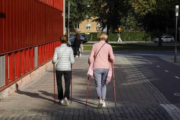Stockholm Švédsko Dvě Starší Ženy Procházce Vycházkovými Hole — Stock fotografie
