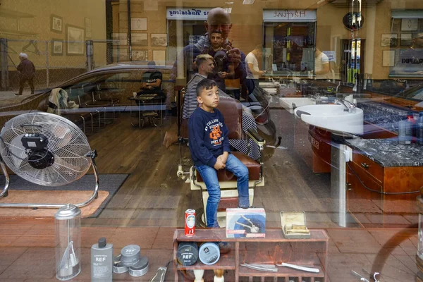 Enkoping Suécia Garoto Senta Janela Uma Barbearia — Fotografia de Stock