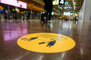 Stockholm, İsveç Arlanda havaalanının kalkış bölgesinde sosyal mesafeye işaret ediyor.