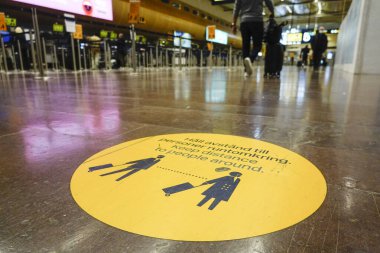 Stockholm, İsveç Arlanda havaalanının kalkış bölgesinde sosyal mesafeye işaret ediyor.
