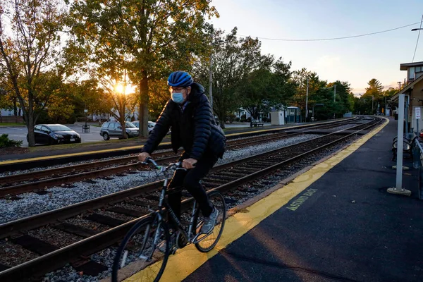 Concord Massachusetts Usa Rowerzysta Peronie Kolejowym Masce — Zdjęcie stockowe