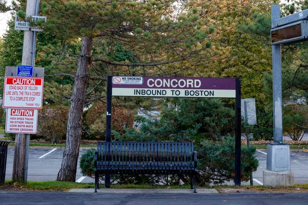 Concord Massachusetts Usa Une Plate Forme Train Banlieue Panneau Pour — Photo