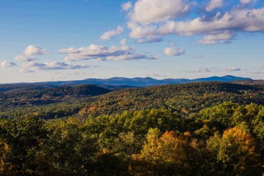 Cornwall, Connecticut USA Berkshire Hills Mohawk Dağı 'nın tepesinden sonbahar renkleriyle görünüyor..