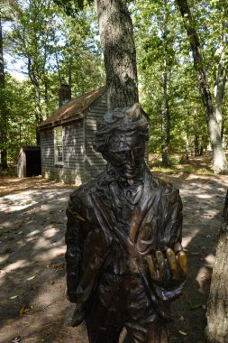 Concord, Massachusetts, ABD Walden Pond 'da Henry David Thoreau' nun heykeli