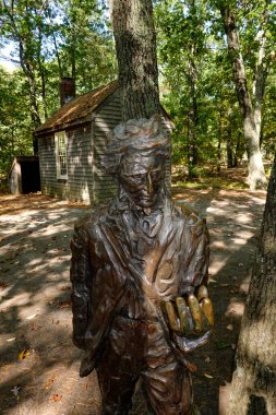 Concord, Massachusetts, ABD Walden Pond 'da Henry David Thoreau' nun heykeli
