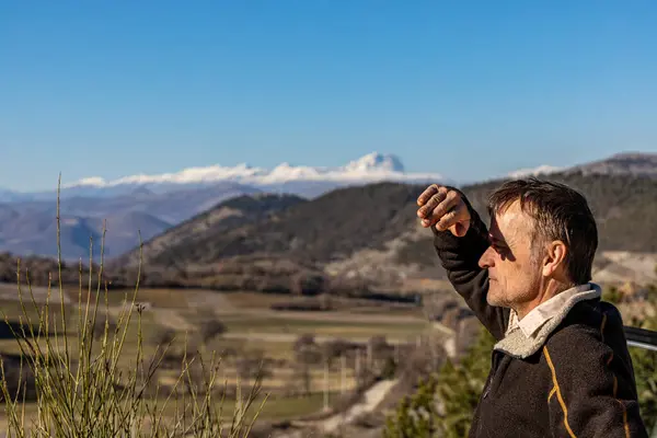 Castelvecchio Subequo Italy Man Looks View Town Monte Sirente Mountains — Stock Photo, Image