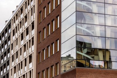 Stockholm, İsveç 2 Eylül 2025 Kugsholmen bölgesinde yeşil Huse Sthlm adlı yapım aşamasındaki ahşap bir binanın cephesi..