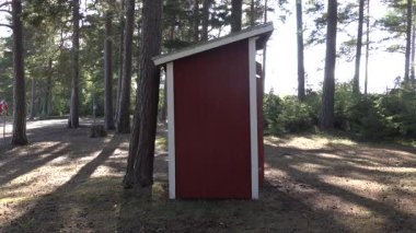 Studsvik, İsveç Bir adam Baltık Denizi sahilinde ahşap bir ek bina kullanıyor.