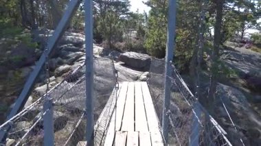 Stendorren, İsveç Stendorren Doğa Koruma Alanında Baltık Denizi 'ndeki kayalık bir adaya yaya köprüsü.