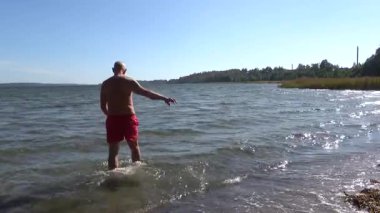 Stendorren, İsveç Baltık Denizi 'nde bir adam banyo yapıyor..