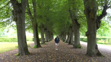 Stockholm, İsveç. Malaren Gölü kıyısında bir adam halka açık bir parkta yürüyor.. 