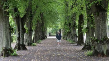 Stockholm, İsveç. Malaren Gölü kıyısında bir adam halka açık bir parkta yürüyor.. 