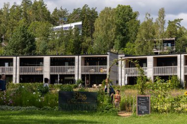 Trosa, İsveç 1 Eylül 2025 Kırsalda bir yerleşim yeri ve bir halk bahçesi.