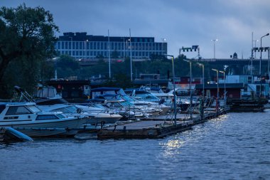 Stockholm, İsveç Yükselen E4 Otoyolu ya da Essingeleden, sabah erken saatlerde şehir merkezinde bir marinanın üstündeki üst geçitten geçer..