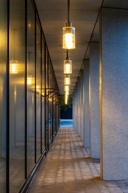 Stockholm, İsveç Modern bir binada çatı lambaları olan uzun bir açık hava atari salonu.