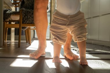 Stockholm, İsveç Bir yaşında bir kız yürümeyi öğreniyor